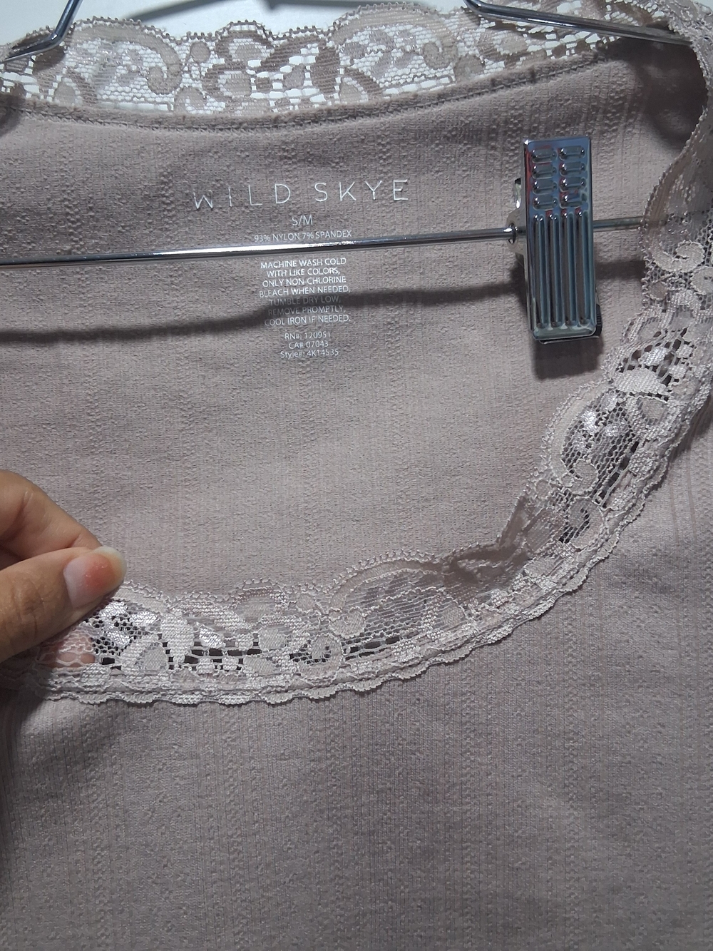 Wild Skye Lace-Trim Scoop Neck Tee in Mauve S - Picture 2 of 5